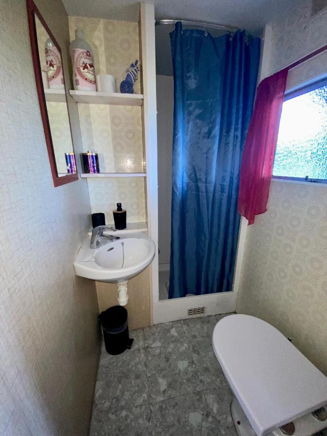 Mobilhome sous chalet en bois au calme à la ferme Josnes Exterior foto